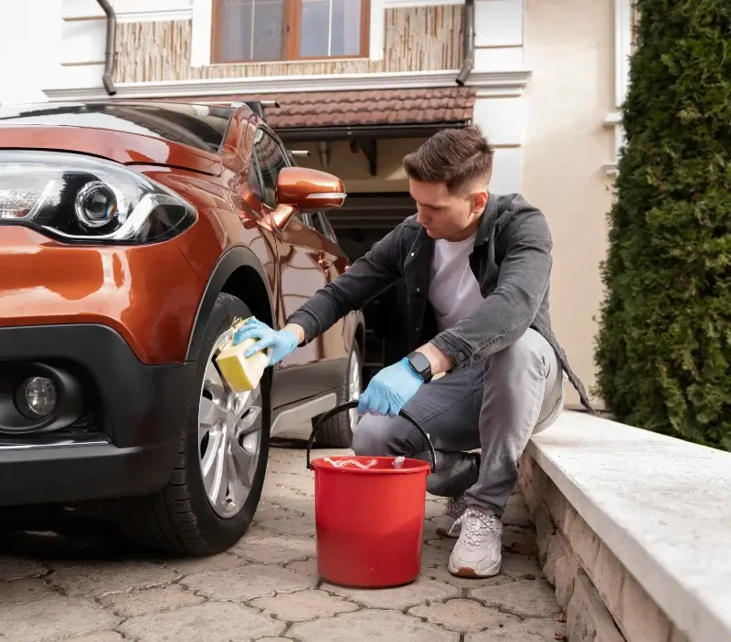 Lavage auto à domicile Saint-Cyr-la-Rivière : professionnel intervenant sur un véhicule